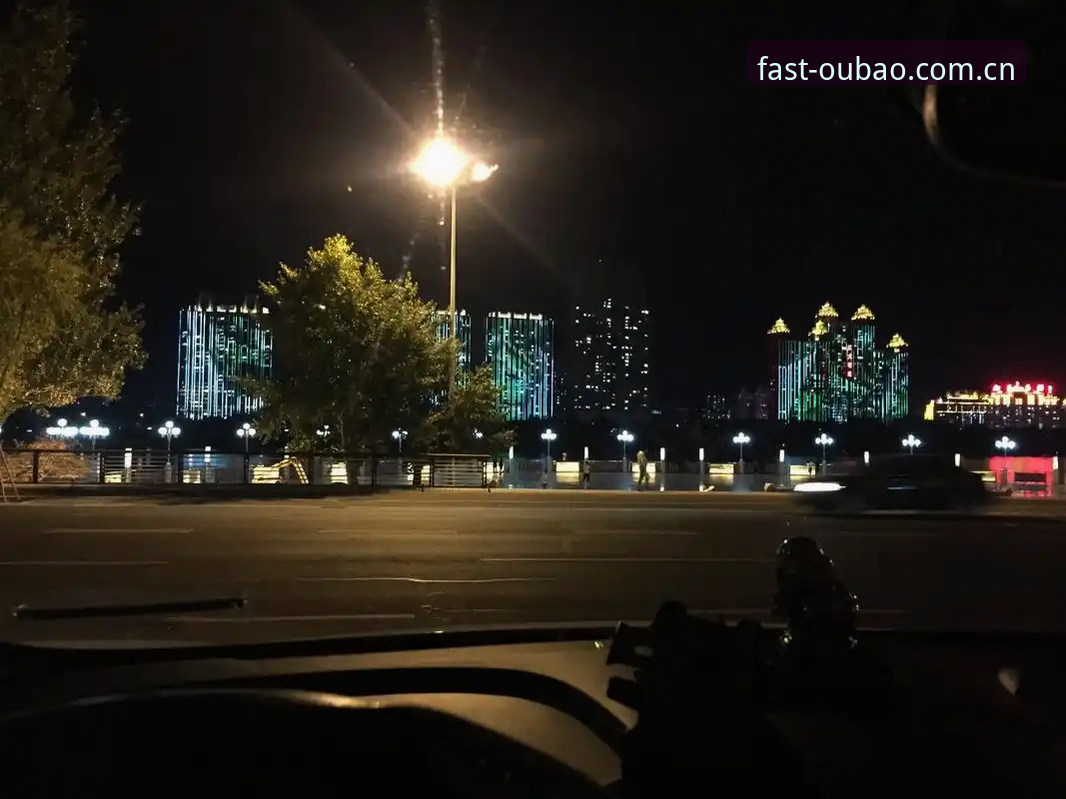 那个夜晚，我盯着屏幕看了三个小时，最后记住的只有一串数字